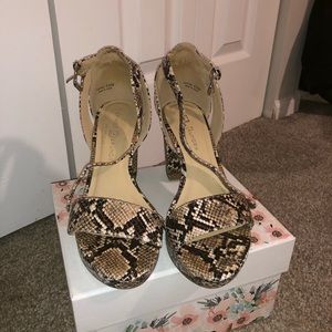 Snakeskin CL BY LAUNDRY GO ON PLATFORM DRESS SANDALS size 8.5